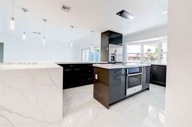 5721 Bayview Dr, Fort Lauderdale, FL 33308