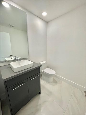 5721 Bayview Dr, Fort Lauderdale, FL 33308