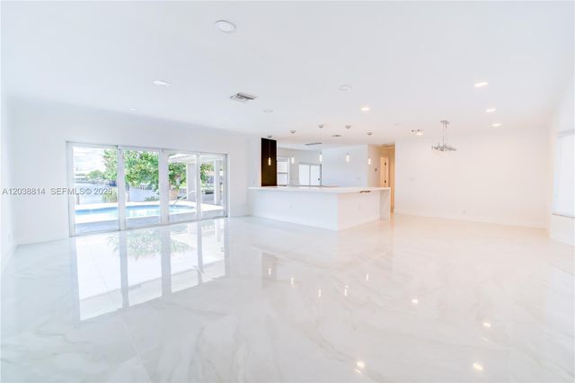 5721 Bayview Dr, Fort Lauderdale, FL 33308