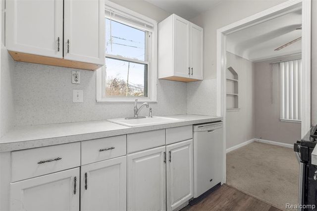 7521 N Silvery Lane, Dearborn Heights, MI 48127