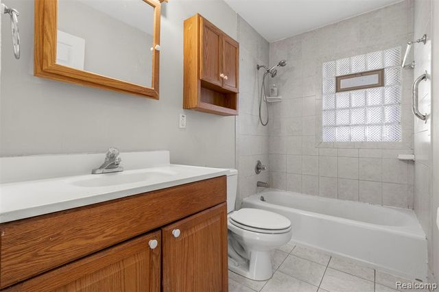 7521 N Silvery Lane, Dearborn Heights, MI 48127