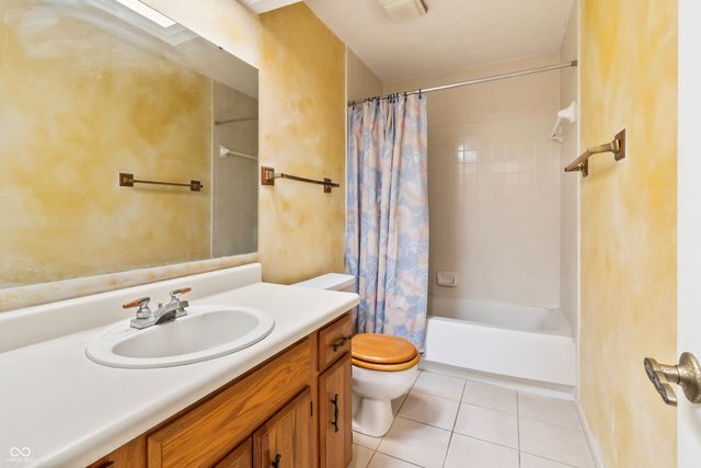 7471 Prairie Lake Drive, Indianapolis, IN 46256