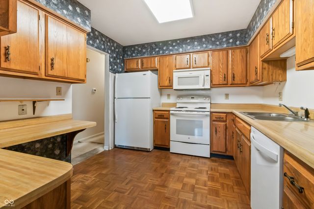 7471 Prairie Lake Drive, Indianapolis, IN 46256