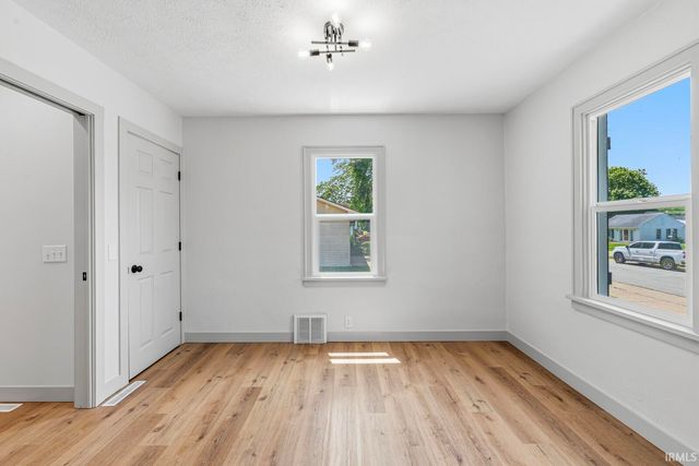 664 N Oakland Street, Mishawaka, IN 46544