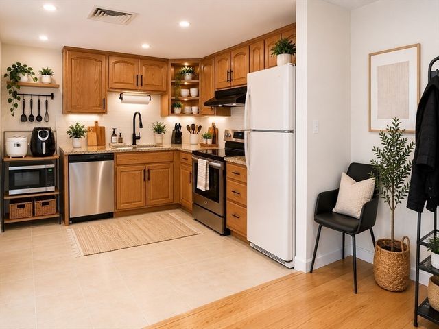 28 9th St 805, Medford, MA 02155