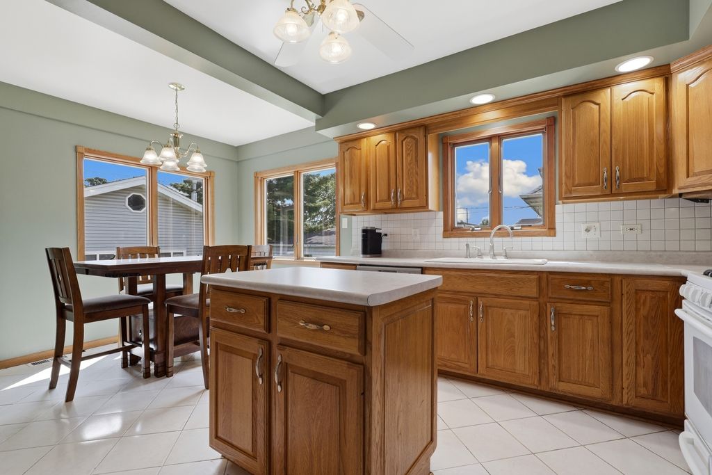9817 Minnick Avenue, Oak Lawn, IL 60453 — photo 5
