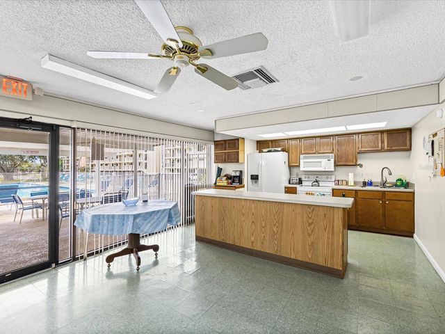 9461 HARBOR GREENS WAY 207, Seminole, FL 33776