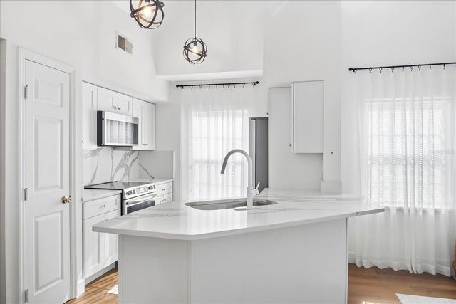 9628 LAKE CHASE ISLAND WAY, Tampa, FL 33626