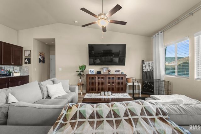 9426 Woodland Ridge Lane, Shafter, CA 93263