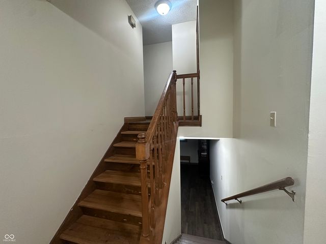 1225 Apple Valley Road, Greenwood, IN 46142