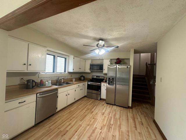 1225 Apple Valley Road, Greenwood, IN 46142