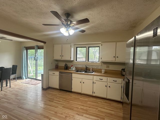 1225 Apple Valley Road, Greenwood, IN 46142