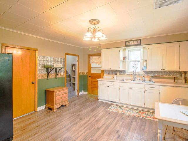 712 W 9TH AVENUE, Oshkosh, WI 54902