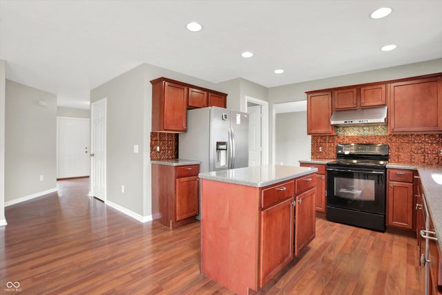 19304 Searay Drive, Noblesville, IN 46060