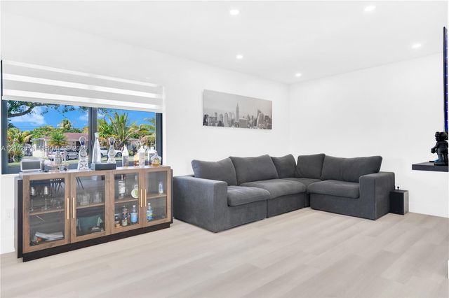 10220 SW 168th St, Miami, FL 33157