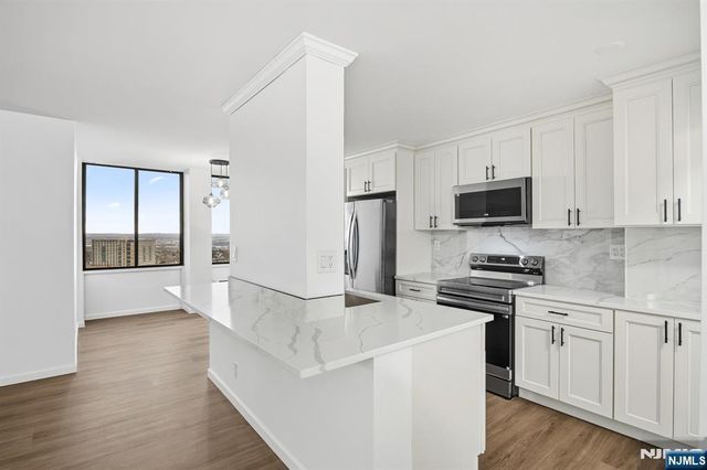 300 Winston Drive 2502, Cliffside Park, NJ 07010