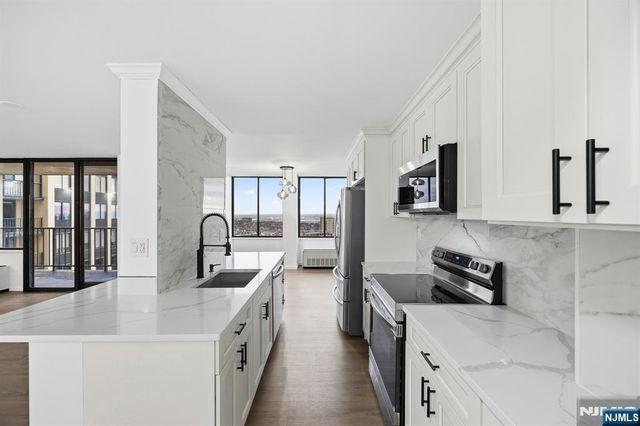 300 Winston Drive 2502, Cliffside Park, NJ 07010