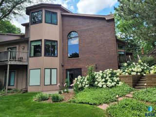 1 S Le Chateau Pl S, Sioux Falls, SD 57105