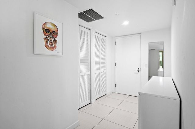 31 SE 6th St 2002, Miami, FL 33131