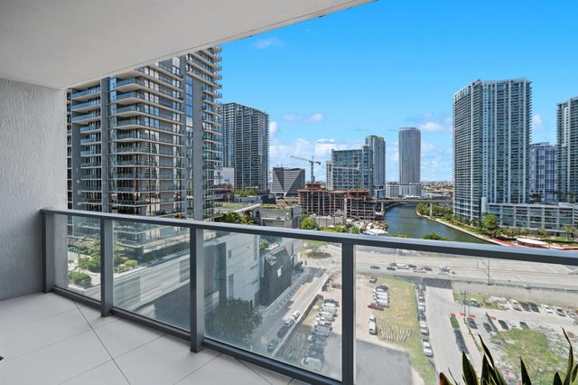 31 SE 6th St 2002, Miami, FL 33131