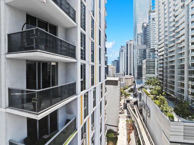 31 SE 6th St 2002, Miami, FL 33131