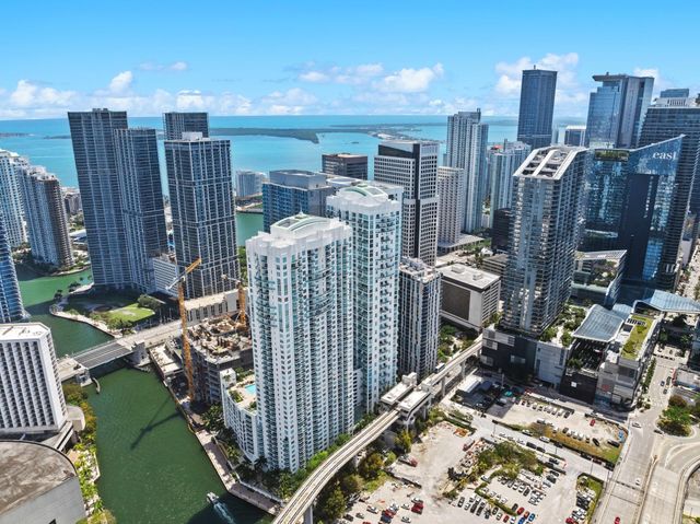 31 SE 6th St 2002, Miami, FL 33131