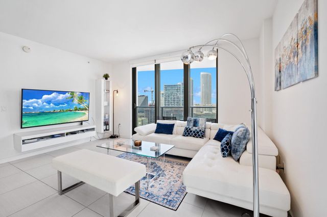 31 SE 6th St 2002, Miami, FL 33131