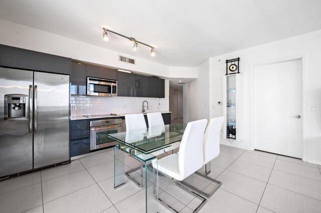 31 SE 6th St 2002, Miami, FL 33131