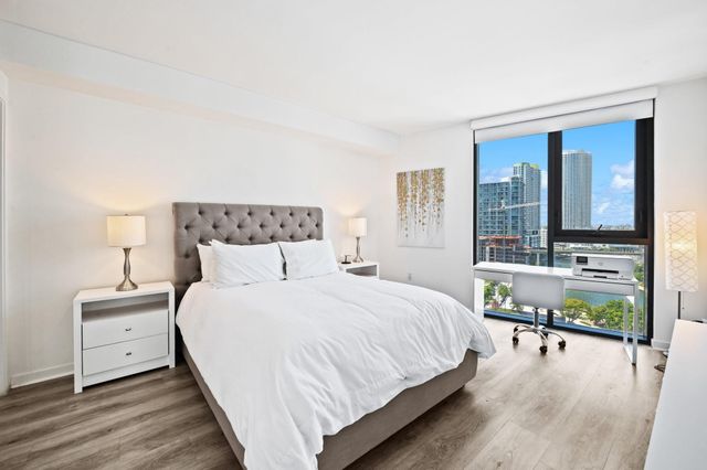 31 SE 6th St 2002, Miami, FL 33131