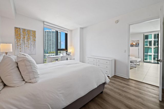 31 SE 6th St 2002, Miami, FL 33131