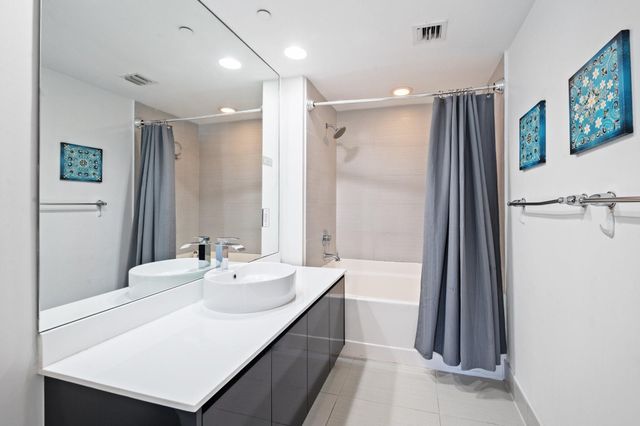 31 SE 6th St 2002, Miami, FL 33131