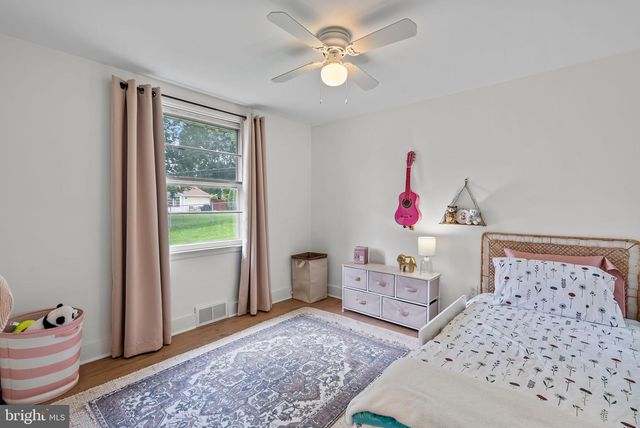 16 BROOK LN, Yardley, PA 19067