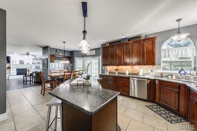 10 Deergrass Court, Oakville, MO 63129