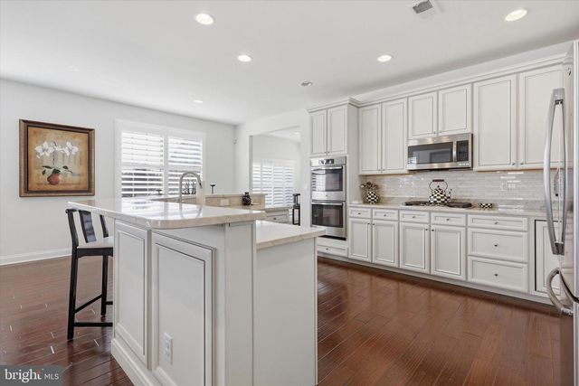 6 LEONARDO LN, West Berlin, NJ 08091