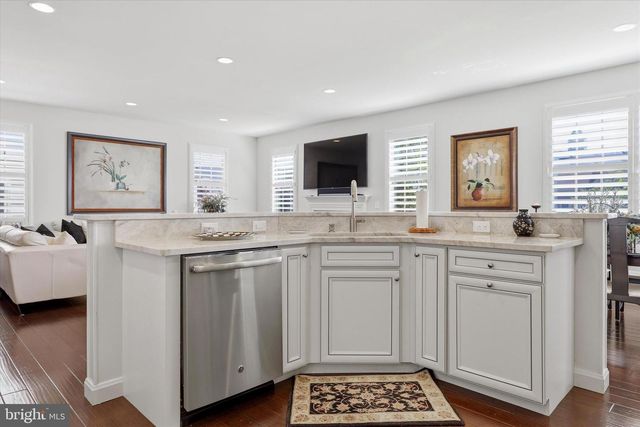 6 LEONARDO LN, West Berlin, NJ 08091