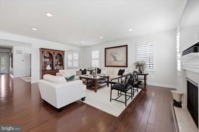 6 LEONARDO LN, West Berlin, NJ 08091
