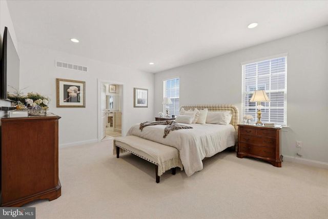 6 LEONARDO LN, West Berlin, NJ 08091