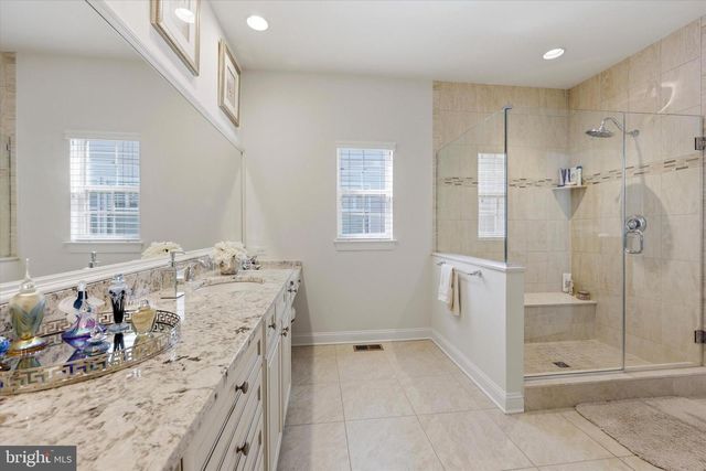 6 LEONARDO LN, West Berlin, NJ 08091