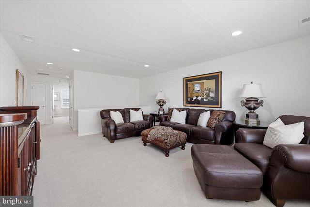6 LEONARDO LN, West Berlin, NJ 08091