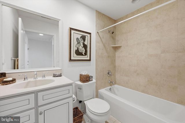 6 LEONARDO LN, West Berlin, NJ 08091
