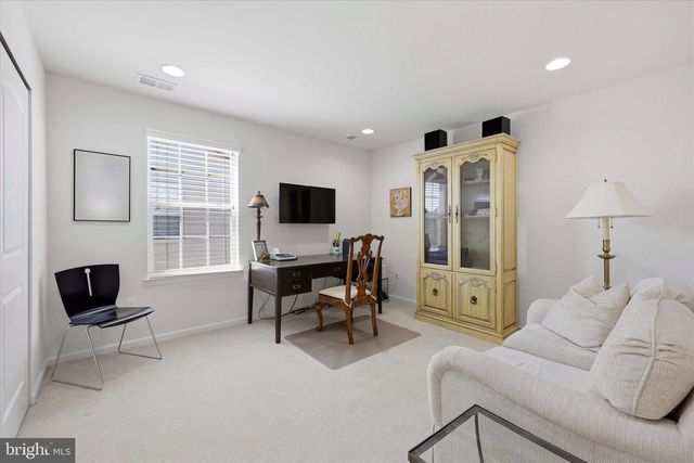 6 LEONARDO LN, West Berlin, NJ 08091