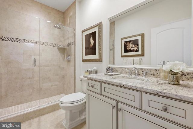 6 LEONARDO LN, West Berlin, NJ 08091