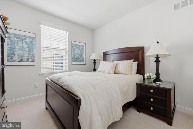 6 LEONARDO LN, West Berlin, NJ 08091