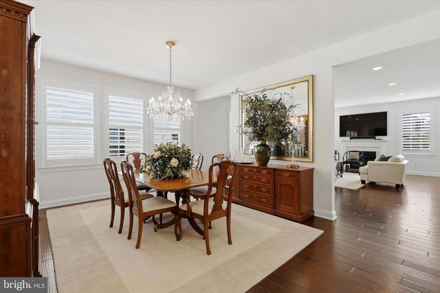6 LEONARDO LN, West Berlin, NJ 08091