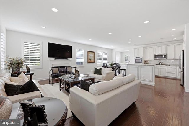6 LEONARDO LN, West Berlin, NJ 08091