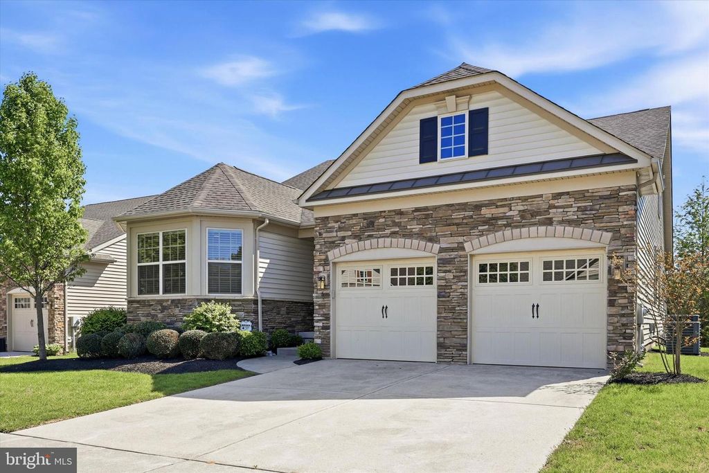 6 LEONARDO LN, West Berlin, NJ 08091