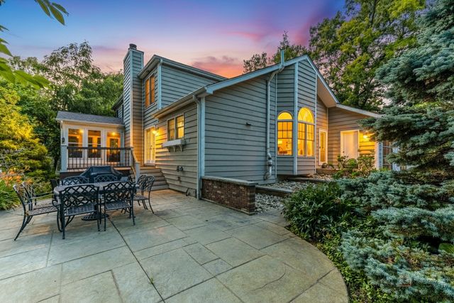 15393 W Oak Spring Road, Libertyville, IL 60048
