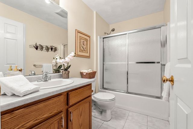 70 Fairway Dr 70, Tewksbury, MA 01876