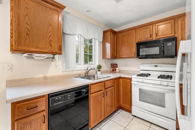 70 Fairway Dr 70, Tewksbury, MA 01876