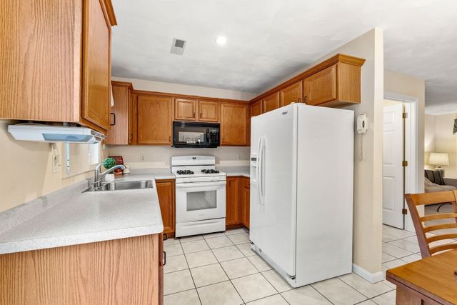 70 Fairway Dr 70, Tewksbury, MA 01876